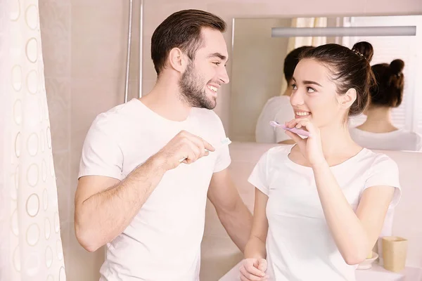 Молодая пара чистила зубы — стоковое фото