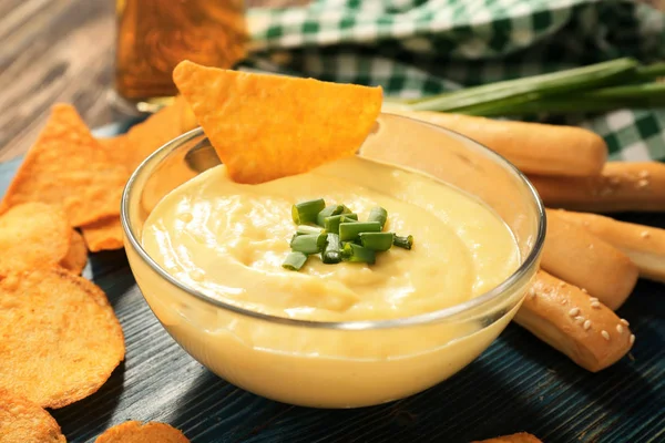 Cuenco con salsa de queso de cerveza — Foto de Stock