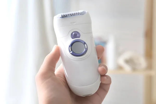 Tangan wanita dengan epilator modern — Stok Foto