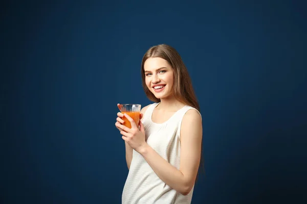 Mujer con vaso de jugo fresco — Foto de Stock