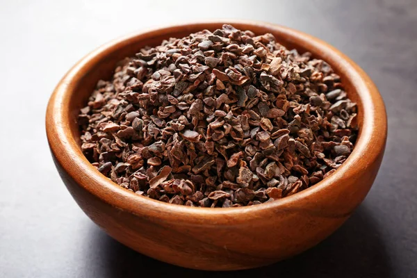 Kom met aromatische cacao nibs — Stockfoto