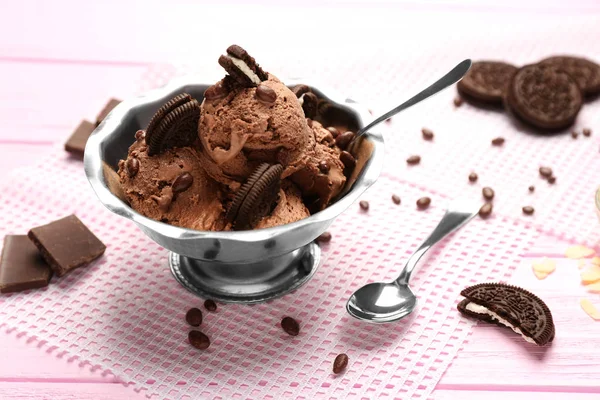 Cuenco de metal con helado de chocolate —  Fotos de Stock