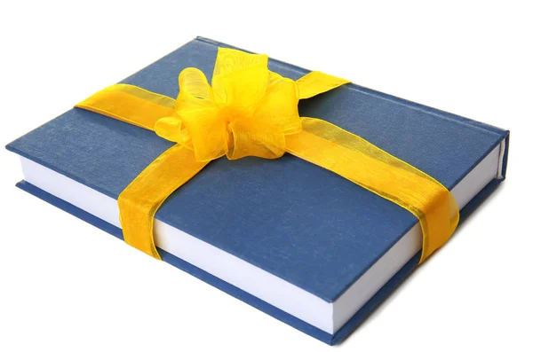 Kniha jako dárek s mašlí — Stock fotografie