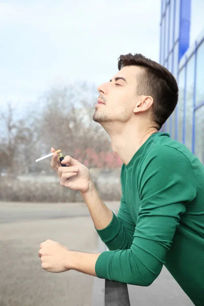 Joven fumando cigarrillo —  Fotos de Stock
