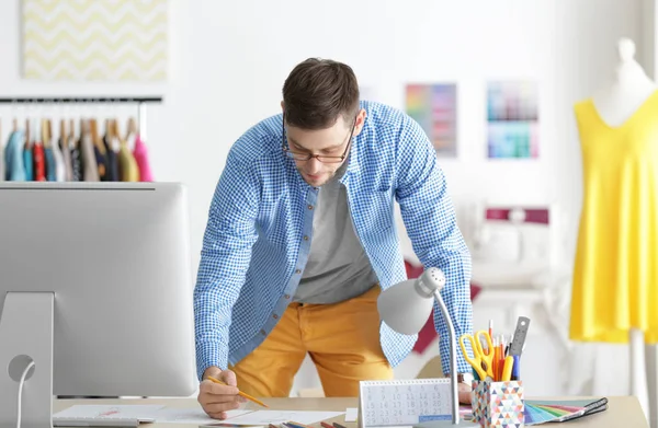 Joven diseñador masculino trabajando — Foto de Stock