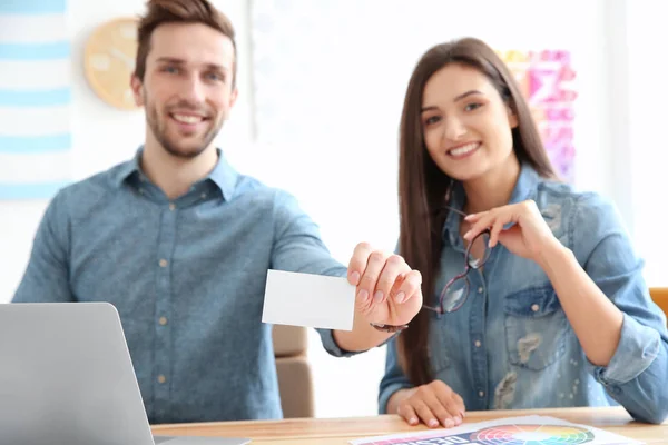 Jeunes designers avec carte de visite — Photo