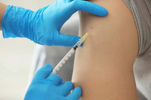 Doente a receber injeção de assistente médico — Fotografia de Stock