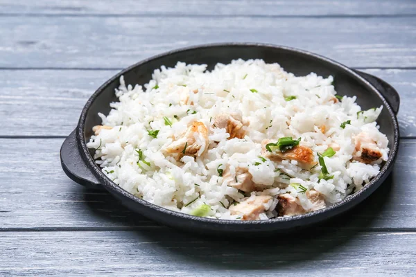 Frigideira com delicioso arroz — Fotografia de Stock