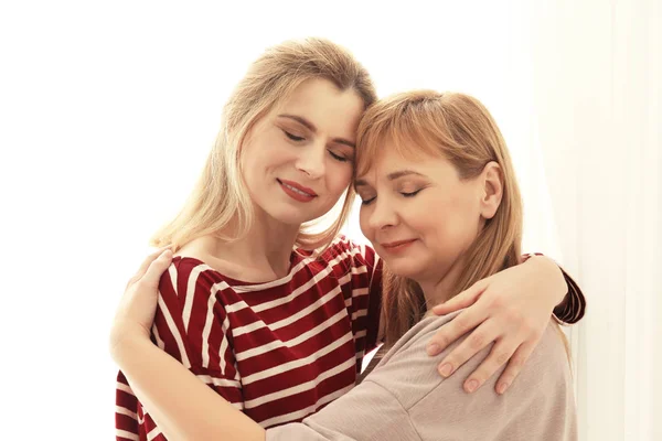 Gelukkig jonge vrouw en moeder — Stockfoto