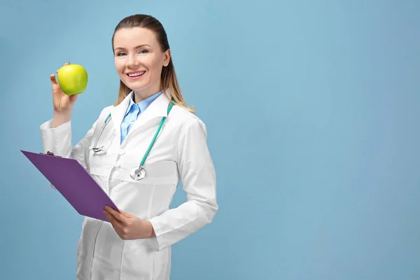 Jovem nutricionista feminina — Fotografia de Stock