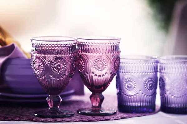 Красивые лиловые винтажные очки — стоковое фото