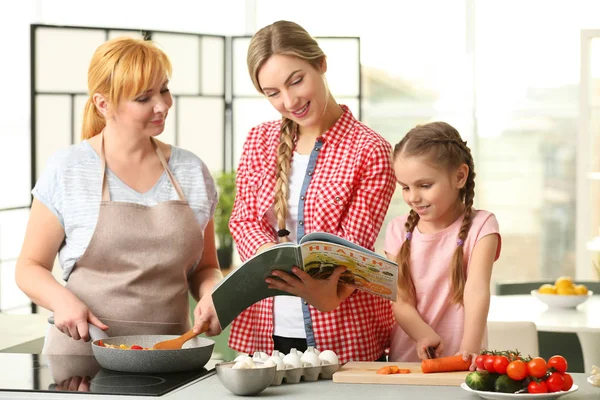 Mulher com mãe e filha cozinhar — Fotografia de Stock