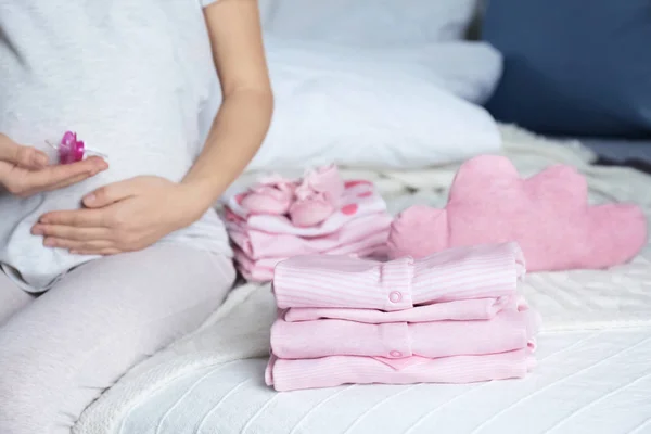Pile de vêtements de bébé — Photo