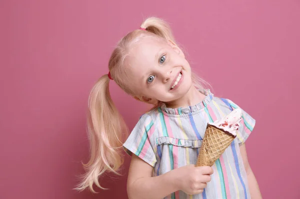 Κοριτσάκι που τρώει παγωτό. — Φωτογραφία Αρχείου
