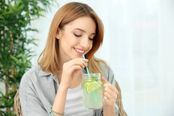 Krásná mladá žena s limonádou — Stock fotografie