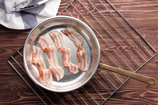 Rohe Speckstreifen auf Pfanne — Stockfoto