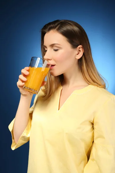 Beautiful woman drinking fresh — Stock Photo, Image