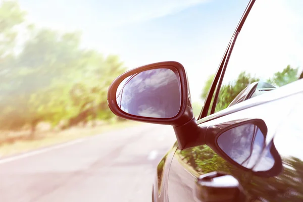 Carro de condução na estrada — Fotografia de Stock