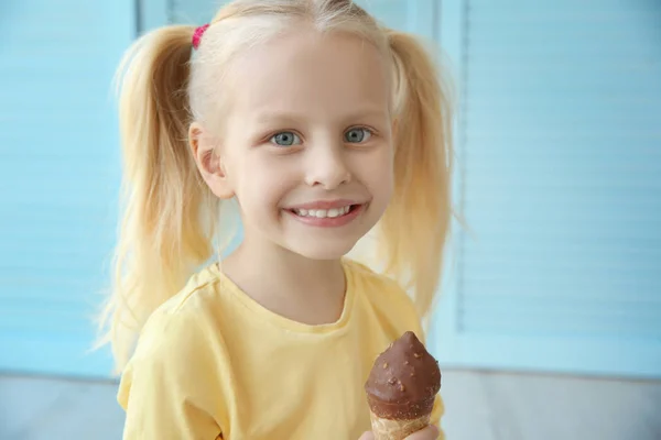 Niedliches Mädchen, das Eis isst — Stockfoto