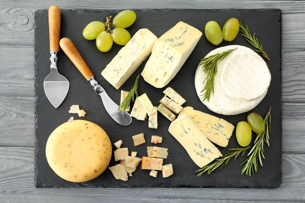 Beautiful composition of assorted cheese — Stock Photo, Image