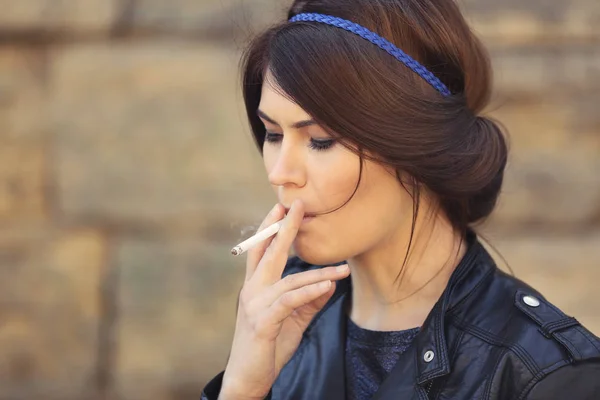 Frau raucht Unkraut — Stockfoto