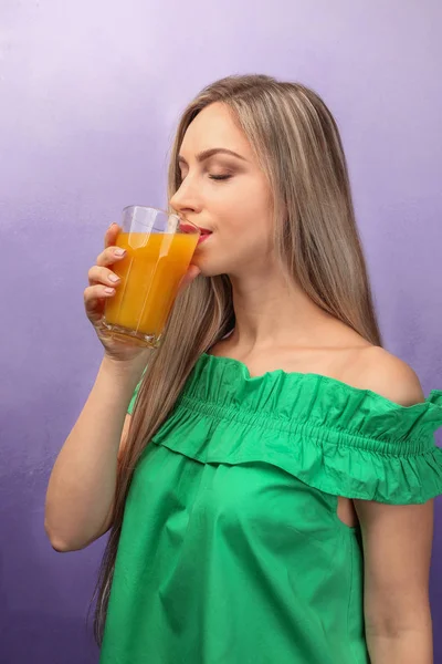 Mulher bonita bebendo fresco — Fotografia de Stock