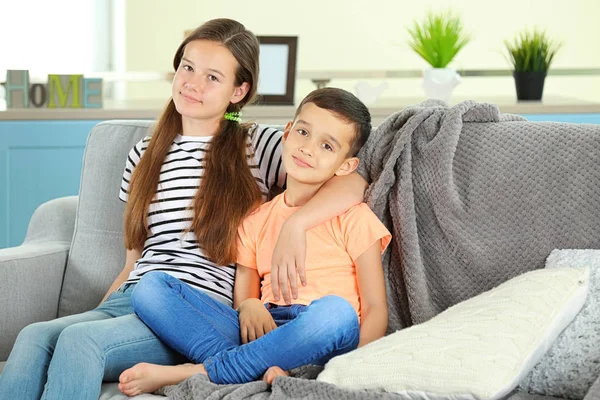 Bror och syster på soffan — Stockfoto