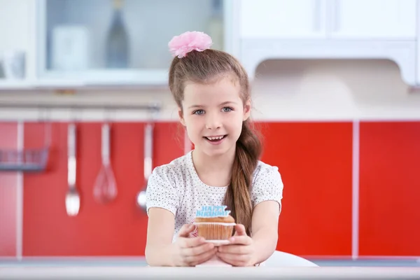 Carino Bambina Con Torta Compleanno Cucina — Foto Stock