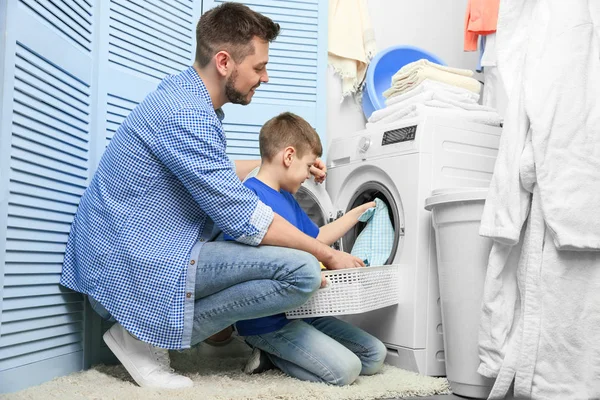 Apa és fia csinál mosoda — Stock Fotó