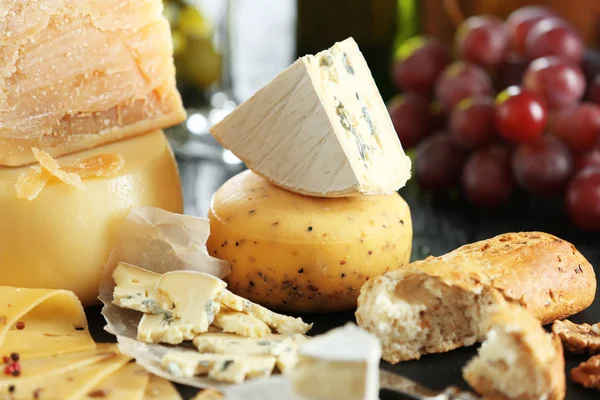 peynir tablo üzerinde çeşitli