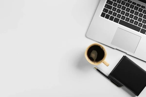 Portátil con portátil y taza de café — Foto de Stock