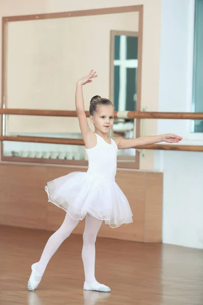 Bella Bambina Che Pratica Balletto Classe — Foto Stock