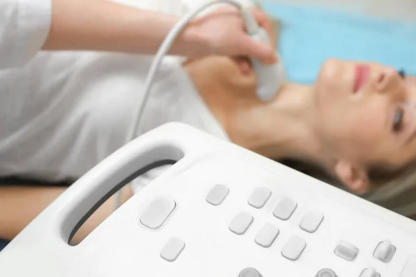 Jonge vrouw ondergaan ultrasone scan in moderne kliniek — Stockfoto