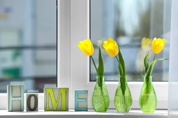 Vases with beautiful tulips — Stock Photo, Image