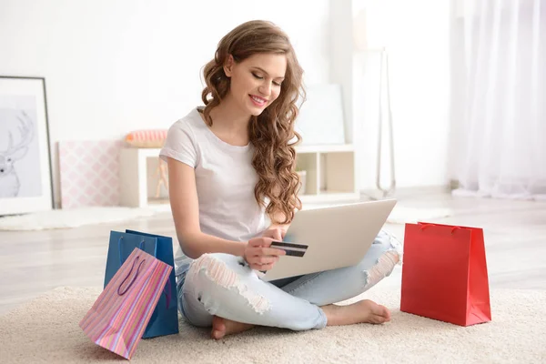 온라인 쇼핑을 하는 젊은 여자 — 스톡 사진