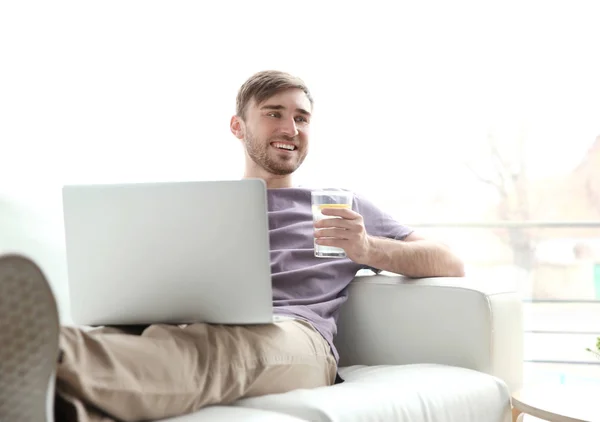 Hombre guapo con portátil —  Fotos de Stock