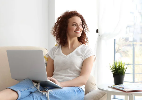 Jovem mulher usando laptop — Fotografia de Stock