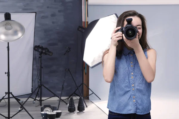 Jovem fotógrafo profissional — Fotografia de Stock