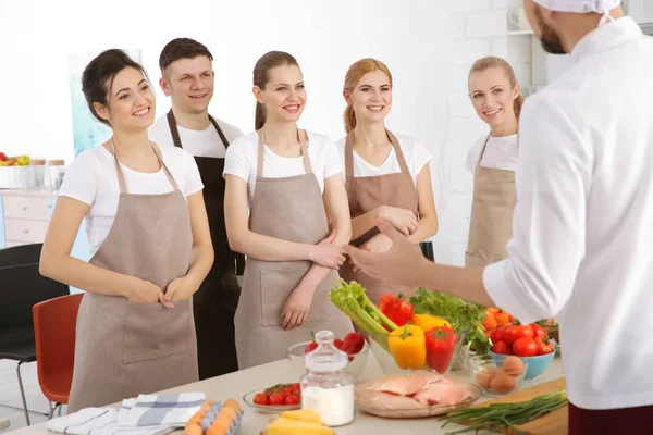 Groep mensen op kooklessen — Stockfoto