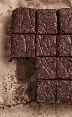 lezzetli çikolatalı brownie dilimlenmiş