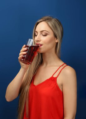 Güzel bir kadın içki taze