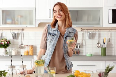 Limonata ile güzel genç kadın 