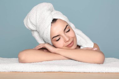 sonra banyo güzel bir genç kadın  