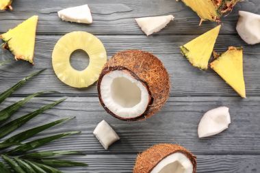 Ananas ve hindistancevizi masada