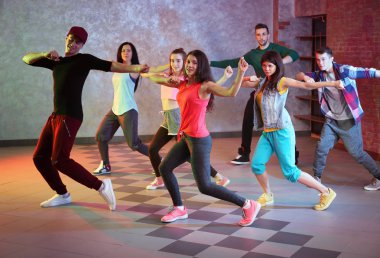 Stüdyoda genç hip-hop dansçıları grubu