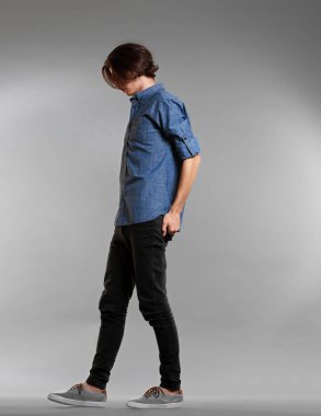 yakışıklı genç gri arka plan üzerinde