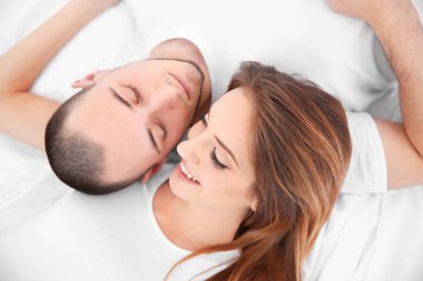 Çift birlikte yatakta yatan