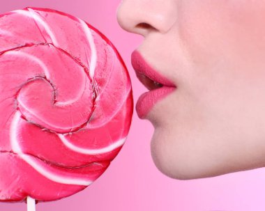 Lolipopu olan güzel genç bir kadın.