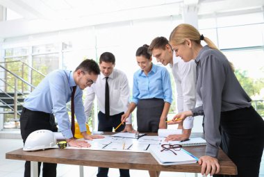 Yeni office projesinde çalışan mühendisler