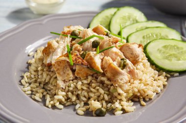 Tabak pilav, tavuk ve sebze ile